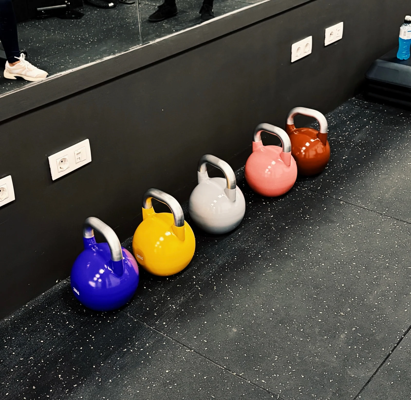 Kettlebells de diferentes pesos para adaptar el entrenamiento